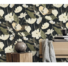 Scène avec papier peint à motifs floraux, vase avec des branches et pile de livres