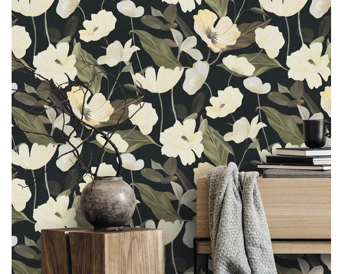 Scène avec papier peint à motifs floraux, vase avec des branches et pile de livres