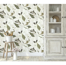 Scène avec papier peint floral, armoire de cuisine, tabouret et ustensiles de cuisine pour une ambiance de pièce claire et organisée.