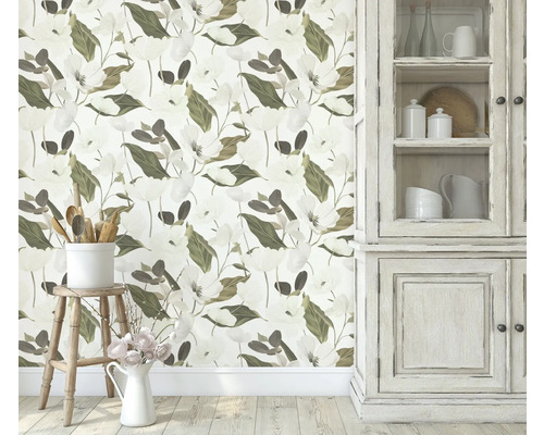 Scène avec papier peint floral, armoire de cuisine, tabouret et ustensiles de cuisine pour une ambiance de pièce claire et organisée.