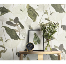 Papier peint à motifs floraux, table avec horloge, vase et image