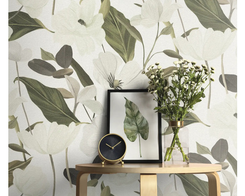 Papier peint à motifs floraux, table avec horloge, vase et image