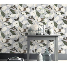 Papier peint à fleurs avec motif floral dans une pièce avec décoration de table