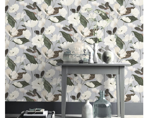 Papier peint à fleurs avec motif floral dans une pièce avec décoration de table