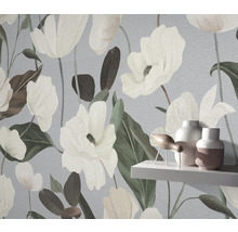 Gros plan d'un papier peint à motifs floraux dans un intérieur