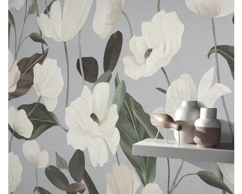 Gros plan d'un papier peint à motifs floraux dans un intérieur