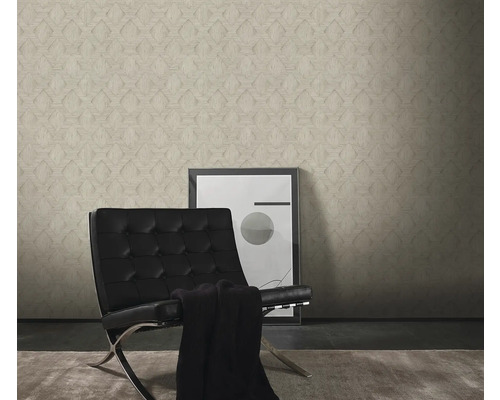 Wohnraum mit gemusterter Tapete, Sessel und Bild