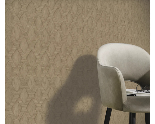 Gemusterte Tapete mit Stuhl
