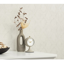 Dekoratives Stillleben mit Tischuhr, Vase und geometrischer Tapete