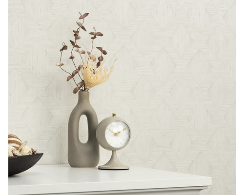 Dekoratives Stillleben mit Tischuhr, Vase und geometrischer Tapete