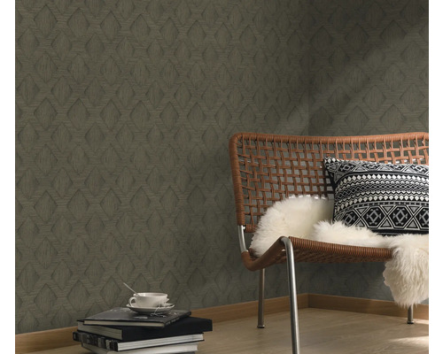 Raumansicht mit gemusterter Tapete, Sessel und Dekoration