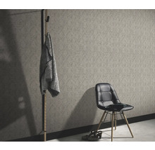 Szene mit gemusterter Tapete, Garderobe und Stuhl