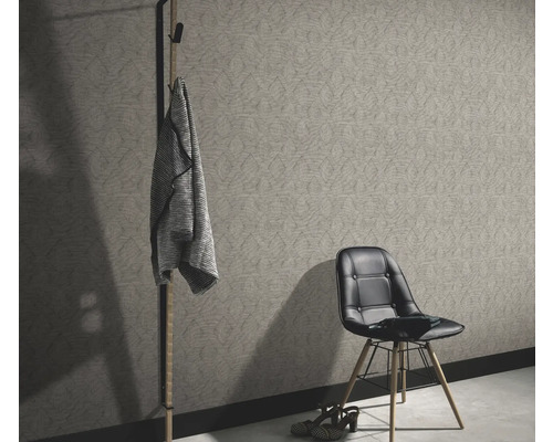 Szene mit gemusterter Tapete, Garderobe und Stuhl