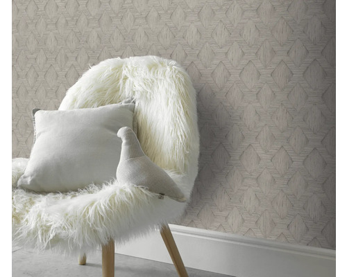 Dekoratives Zimmer mit gemusterter Tapete und Stuhl mit Kissen und Dekofigur