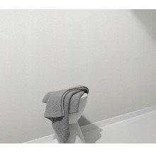 Graue Decke auf einem weißen Hocker