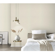 Schlafzimmer mit Bett, Nachttisch und Pendelleuchten