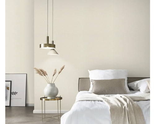 Schlafzimmer mit Bett, Nachttisch und Pendelleuchten