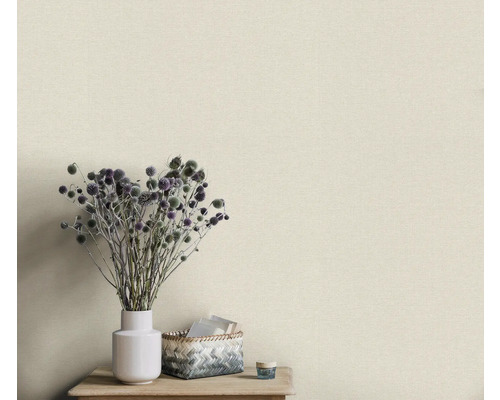 Dekorative Wand mit Vase, Disteln und Korb