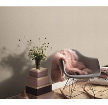 Aménagement intérieur clair et convivial avec des décorations telles que des fleurs, une couverture et un siège.