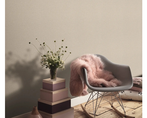 Aménagement intérieur clair et convivial avec des décorations telles que des fleurs, une couverture et un siège.