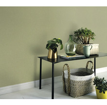 Décoration murale avec des plantes sur une table et un panier