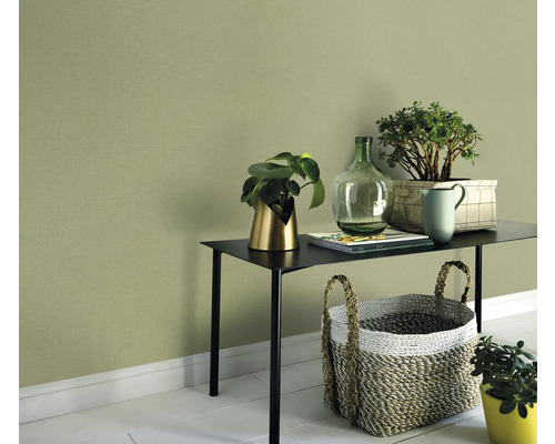 Décoration murale avec des plantes sur une table et un panier