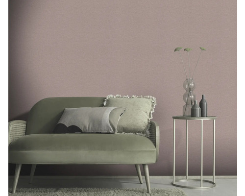 Wohnzimmer mit Sofa, Tisch und Textiltapete