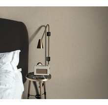 Scène de chambre à coucher avec papier peint textile, table de chevet et lampe