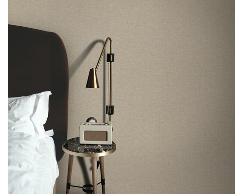 Scène de chambre à coucher avec papier peint textile, table de chevet et lampe