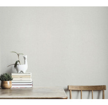 Helle, strukturierte Tapete an einer Wand