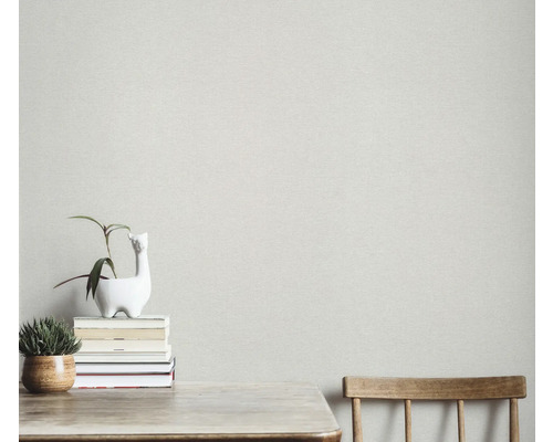 Helle, strukturierte Tapete an einer Wand