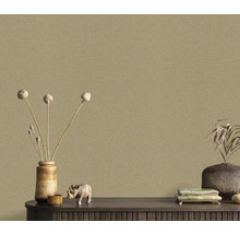 Dekorative Wand mit Texturtapete in natürlicher Optik.