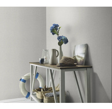 Dekorative Szene mit einer Konsole, Accessoires und einer Wand mit Tapete