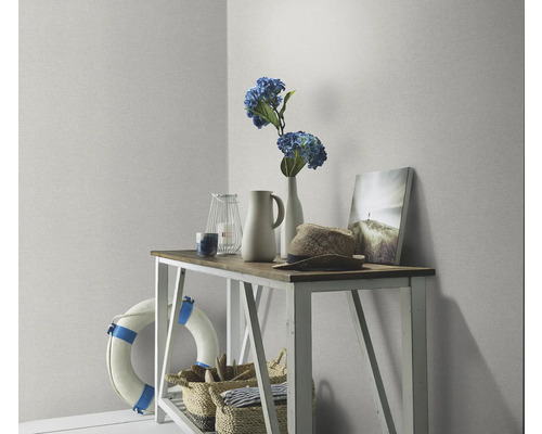 Dekorative Szene mit einer Konsole, Accessoires und einer Wand mit Tapete