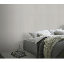 Wandgestaltung mit Tapete in Schlafzimmer mit Bett und Nachttisch