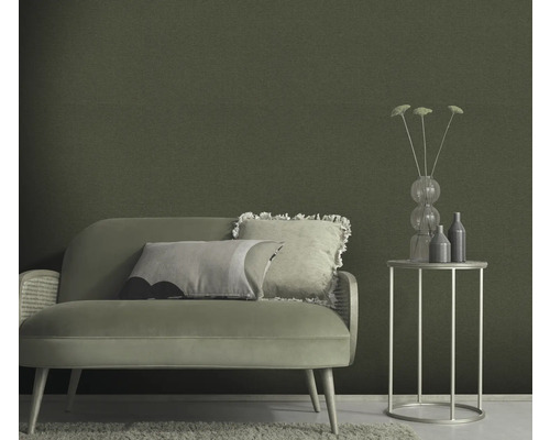 Wohnzimmer mit Sofa, Beistelltisch und grüner Wandtapete