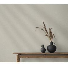 Aufnahme einer Wandtapete mit matten schwarzen Vasen und getrockneten Pflanzen auf einem Holzregal.