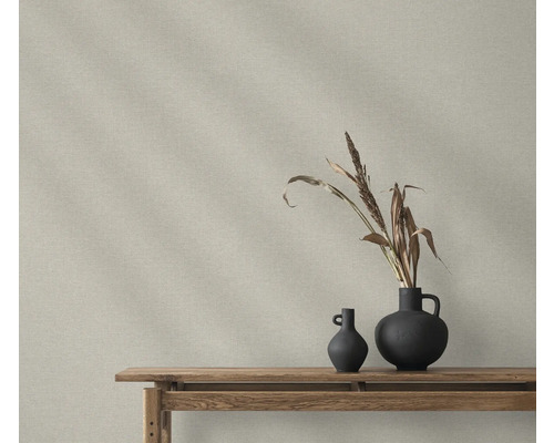 Aufnahme einer Wandtapete mit matten schwarzen Vasen und getrockneten Pflanzen auf einem Holzregal.