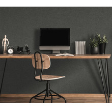 Un bureau avec un bureau en bois, une chaise et un ordinateur