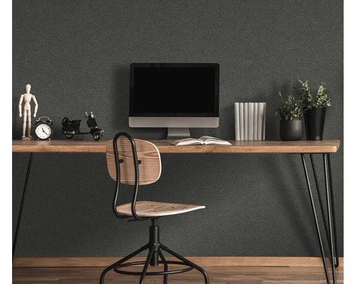 Un bureau avec un bureau en bois, une chaise et un ordinateur