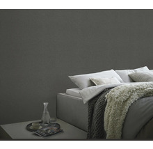 Chambre à coucher avec papier peint textile, lit et table de chevet