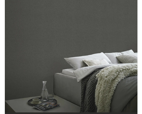 Chambre à coucher avec papier peint textile, lit et table de chevet