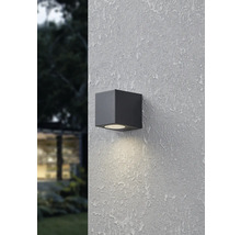 Applique murale d'extérieur noire carrée sur un mur texturé