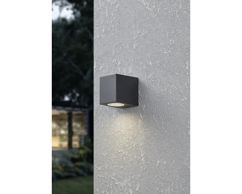 Applique murale d'extérieur noire carrée sur un mur texturé