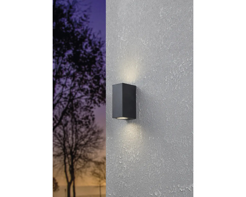 Applique murale d'extérieur moderne en métal sur un mur de maison