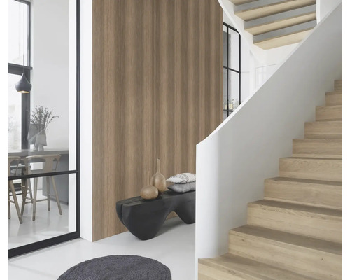Pièce lumineuse avec escalier en bois, panneaux muraux imitation bois et éléments décoratifs