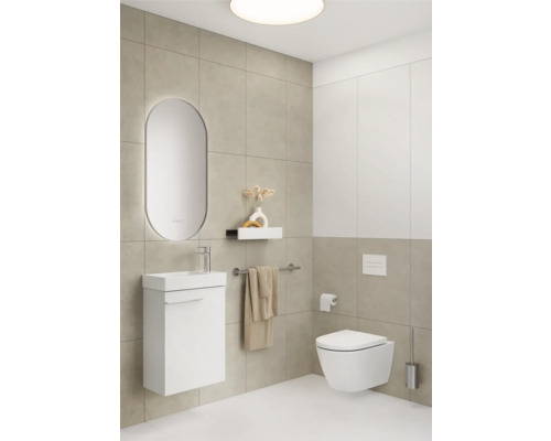 Salle de bain lumineuse avec meuble-lavabo, miroir, toilettes et porte-serviettes