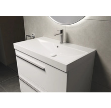 Meuble-lavabo blanc avec lavabo et robinetterie dans une salle de bains