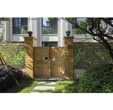Holztor mit künstlicher Hecke und Dekoration für den Garten