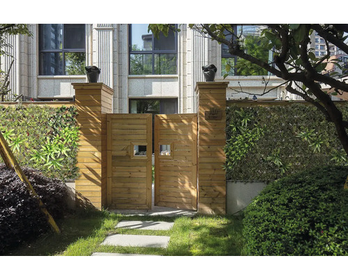 Holztor mit künstlicher Hecke und Dekoration für den Garten